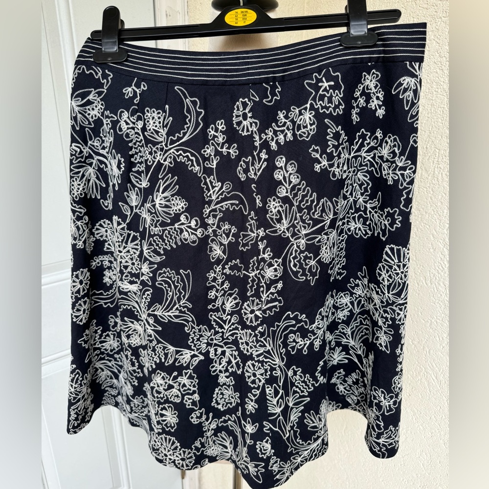 ANN TAYLOR.‎ Navy, A-line Mini Skirt with White Thread Embroidery. Sz 8P.…